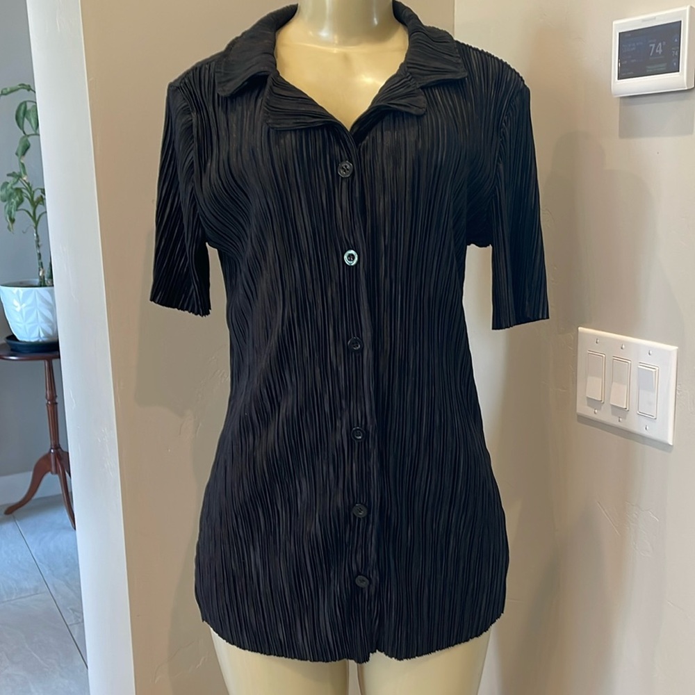 Pleated short sleeve button down shirt woman’s size small